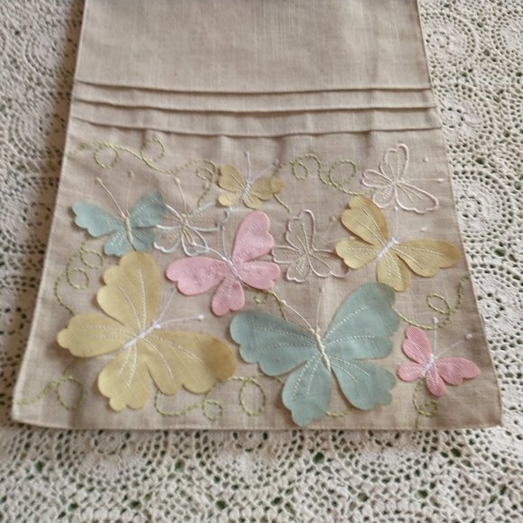 Table Runner Embroidered Butterflies Lintex NWT - Picture 3 of 9